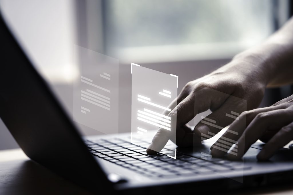 Uma mão acessando um computador, representando dados